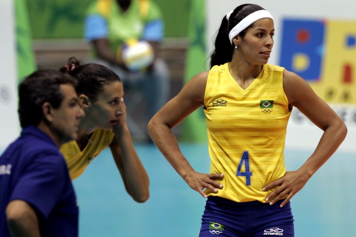 Paula Pequeno em quadra